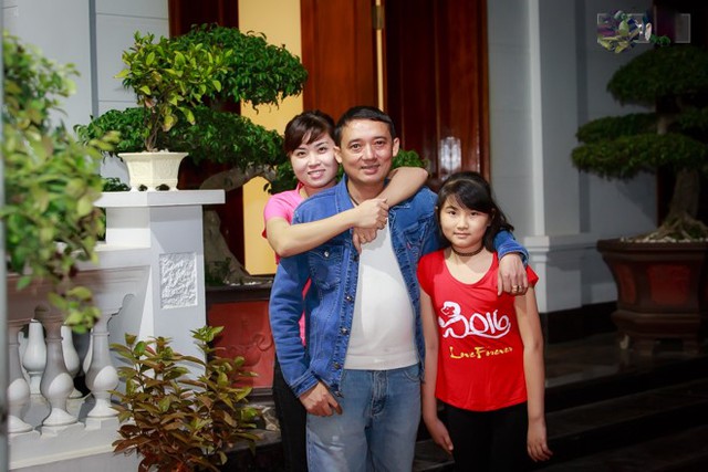 
Ch&iacute;nh t&igrave;nh cảm tr&acirc;n th&agrave;nh của người mẹ trẻ n&ecirc;n Dung Nhi v&ocirc; c&ugrave;ng y&ecirc;u mến c&ocirc; v&agrave; coi c&ocirc; như mẹ ruột để nương tựa, thậm ch&iacute; đến nhẫn cưới c&ocirc; b&eacute; cũng đ&ograve;i giữ để bố mẹ kh&ocirc;ng bỏ nhau.

