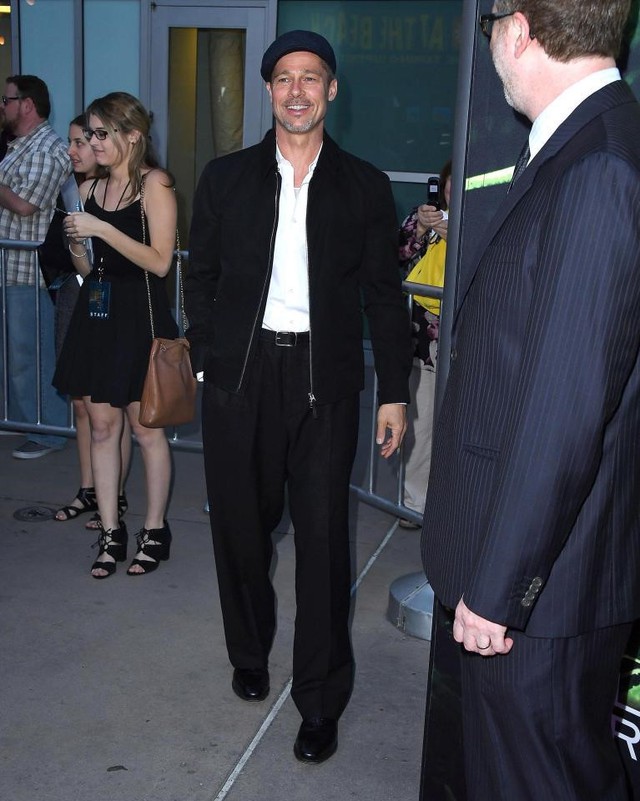 
Vào ngày 5/4, trong sự kiện ra mắt phim The Lost City of Z, Brad Pitt khiến mọi người bất ngờ với diện mạo già nua, gầy gò. Nhiều người đã không thể nhận ra anh. Từ một biểu tượng của vẻ đẹp quyến rũ mạnh mẽ nam tính, nam diễn viên trông kém sức sống.
