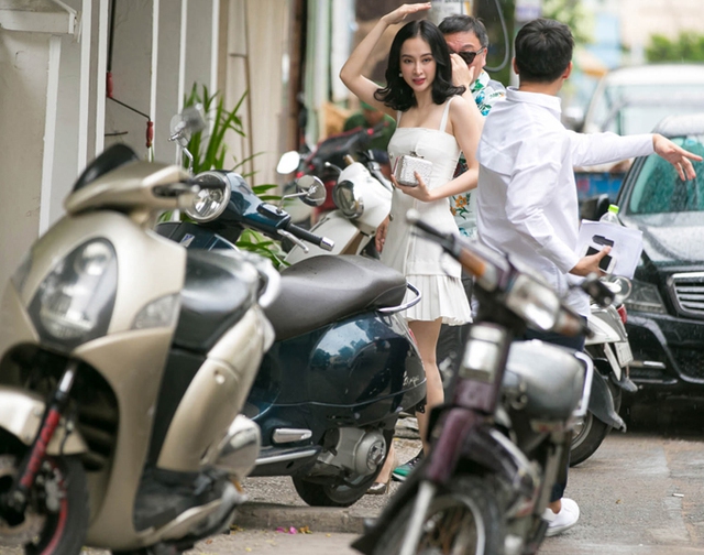Đã 11 năm nữ diễn viên mới có dịp gặp lại ông Kim Eui Sung. Cô đưa đạo diễn đi ăn ở một nhà hàng thuộc trung tâm Sài Gòn.