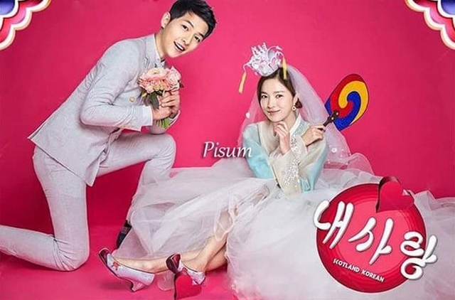 
Đây là bộ ảnh cưới kết hợp cả truyền thống và hiện đại. Cô dâu Song Hye Kyo quá xinh đẹp khi mặc bộ đồ giống như vậy.

