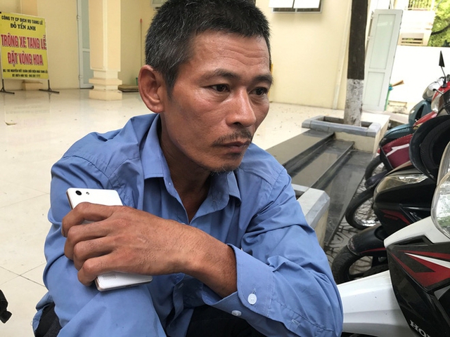 &Ocirc;ng Vinh b&agrave;ng ho&agrave;ng khi nghe tin ch&aacute;u mất.