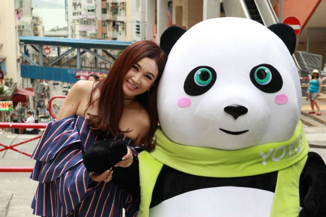 
Trong khi đó, m&ocirc;̣t s&ocirc;́ hình ảnh Bích Hà tham gia m&ocirc;̣t show truy&ecirc;̀n hình tại Hong Kong h&ocirc;̀i tháng 6 cũng g&acirc;y chú ý. Dù chương trình được thực hi&ecirc;̣n ở thời đi&ecirc;̉m nhạy cảm khi hai vợ ch&ocirc;̀ng đang ly th&acirc;n, Bích Hà trả lời phỏng v&acirc;́n v&acirc;̃n nói rằng c&ocirc; hạnh phúc với cu&ocirc;̣c s&ocirc;́ng hi&ecirc;̣n tại b&ecirc;n gia đình và mu&ocirc;́n t&acirc;̣n hưởng nó trọn vẹn.
