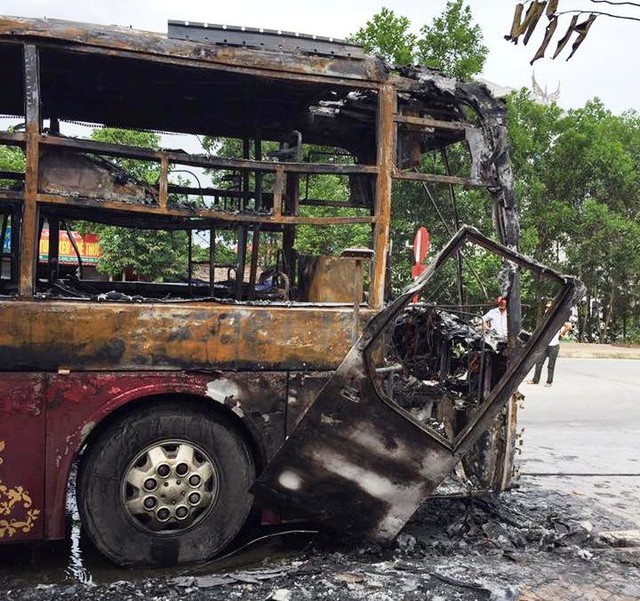 Đầu xe bị nghi l&agrave; điểm ph&aacute;t ch&aacute;y.