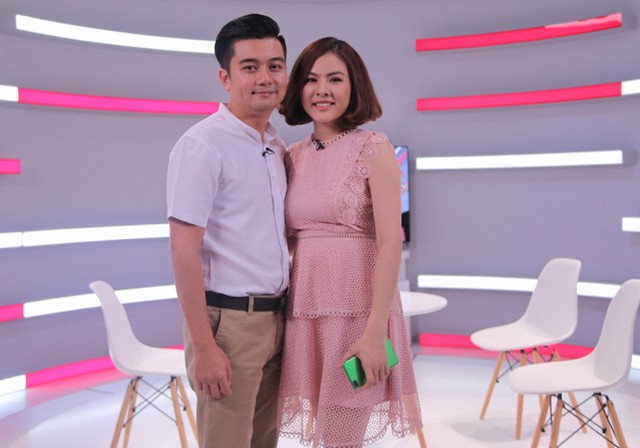 
V&acirc;n Trang v&agrave; &ocirc;ng x&atilde; Hữu Qu&acirc;n cũng tham gia chương tr&igrave;nh d&agrave;nh cho c&aacute;c cặp vợ chồng. Nữ diễn vi&ecirc;n tiết lộ đ&atilde; phải l&ograve;ng Hữu Qu&acirc;n chỉ sau 3 ng&agrave;y gặp mặt. C&ocirc; tự tin m&igrave;nh vừa đẹp vừa c&oacute; duy&ecirc;n n&ecirc;n được chồng thương. &Ocirc;ng x&atilde; l&agrave; đại gia nhưng V&acirc;n Trang khẳng định c&ocirc; y&ecirc;u anh v&igrave; t&igrave;nh chứ kh&ocirc;ng phải v&igrave; tiền.
