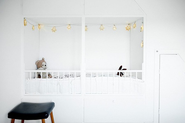 Một chiếc giường cũi trắng đ&ograve;i hỏi đồ nội thất phải thật rực rỡ. Tốt nhất l&agrave; bổ sung ngay một chiếc ghế đơn giản nhưng lại c&oacute; m&agrave;u đen, khiến n&oacute; trở n&ecirc;n nổi bật giữa sắc trắng tinh kh&ocirc;i.