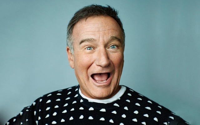 
Robin Williams (mất ngày 7/11/2014): Diễn viên hài huyền thoại của điện ảnh Mỹ đã treo cổ tự tử trong phòng ngủ tại nhà riêng. Người vợ thứ ba của Robin Williams cho rằng chứng trầm cảm và dấu hiệu bệnh Parkinson có thể là nguyên nhân khiến chồng tự tử. Trước đó, Williams từng phải chống chọi với chứng nghiện rượu và lạm dụng ma túy mỗi khi gặp căng thẳng trong công việc.
