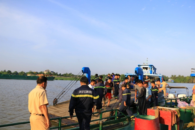 Lực lượng cứu hộ trưng dụng 1 chiếc ph&agrave; phục vụ cứu hộ