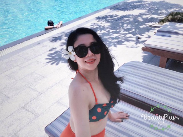 
Ch&iacute;nh v&igrave; thế vợ Trọng Tấn rất tự tin chụp ảnh trong trang phục bikini.
