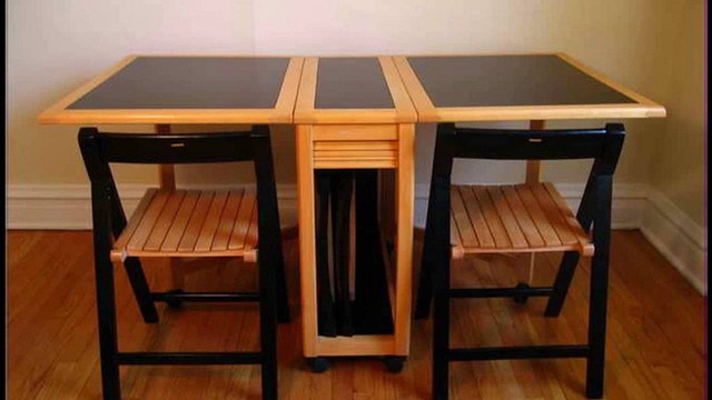 5. Bộ bàn này có thiết kế dạng cánh thả, dễ gấp gọn chỉ bằng vài thao tác tháo lắp. Phần ghế có thể gấp gọn vào trong lòng hộp. Đặc biệt, chân bàn còn có bánh xe giúp việc cất gọn thêm bội phần dễ dàng.