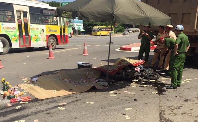 Cơ quan c&ocirc;ng an đang kh&aacute;m nghiệm hiện trường. Ảnh CTV