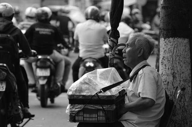 Từ đầu giờ chiều đến tối, &ocirc;ng Quang ngồi ở g&oacute;c vỉa h&egrave; đường Nguyễn Tri Phương, quận 10 để b&aacute;n b&aacute;nh.