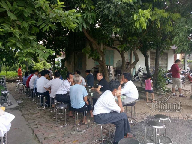 L&atilde;nh đạo, chiến sĩ Ph&ograve;ng CSGT C&ocirc;ng an tỉnh Hải Dương đến chia sẻ với gia đ&igrave;nh