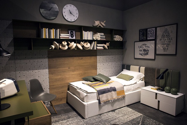 Thiết kế đầu vít sáng tạo và bàn cạnh giường ngủ thấp, giường có góc mở rộng không gian trong phòng ngủ nhỏ.