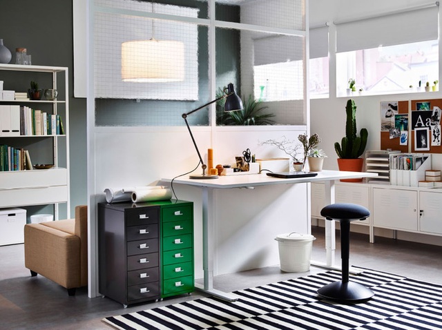5. Để tạo một góc văn phòng nhỏ sang trọng, hãy tận dụng tấm thảm sọc năng động tạo cảm giác đồng nhất ngay cả trong không gian mở rộng và phần không gian tiếp xúc.