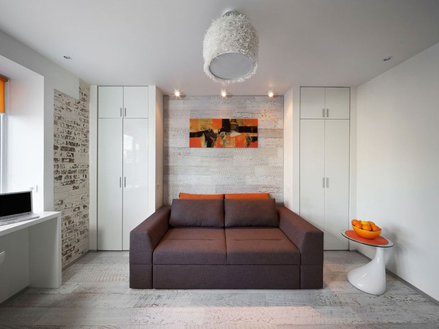 Hai bên tường góc được bố trí tủ đựng đồ màu trắng cùng tông với màu nền, vừa giúp không gian rộng hơn vừa giúp căn phòng đẹp tinh tế.