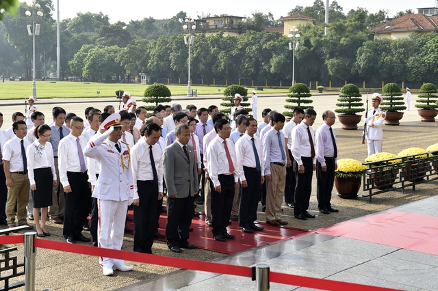 
Đoàn đại biểu Bộ Ngoại giao viếng Chủ tịch Hồ Chí Minh
