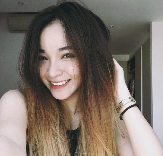 
Nguyễn Lý Diễm Mai, 19 tuổi, là em gái của MC Yumi Dương. Hiện cô là sinh viên Đại học Văn Lang. Diễm Mai sở hữu gương mặt xinh xắn, đáng yêu. Dù không tham gia hoạt động nghệ thuật, cô vẫn có nhiều người theo dõi trên trang cá nhân.
