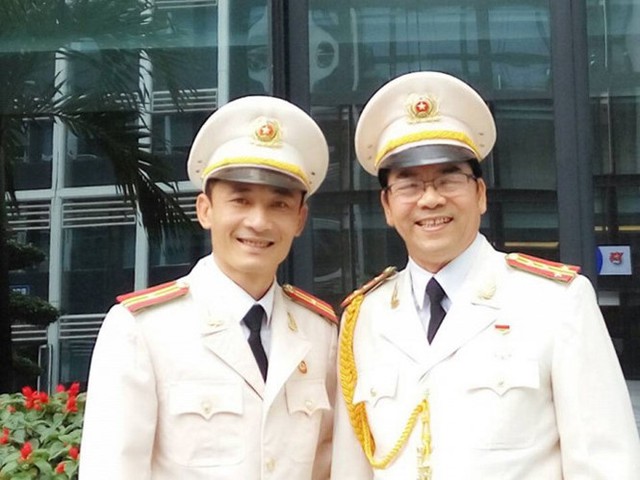 
Vũ Hồng Quân chụp ảnh cùng NSƯT Tiến Đạt và NSND Trần Nhượng trong buổi lễ trao tặng danh hiệu NSƯT.
