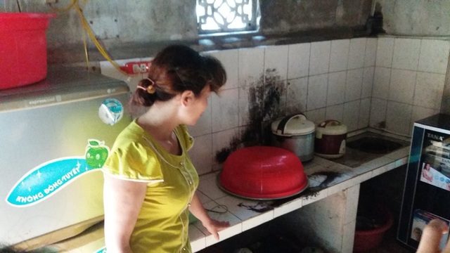 Ngọn lửa bao tr&ugrave;m to&agrave;n khu vực bếp