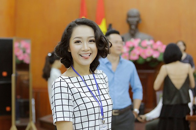 Vẻ ngộ nghĩnh của BTV Thu Hà. 