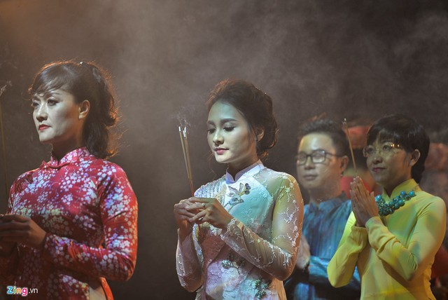 Diễn viên hài Vân Dung và Bảo Thanh (mặc áo dài trắng) trong đoàn thắp nhang. Nữ diễn viên vừa giành giải thưởng Nữ diễn viên ấn tượng của VTV Awards.
