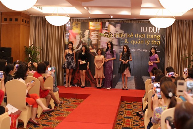 NTK Thu Hiền – Vợ của NTK Đỗ Trịnh Hoài Nam và những mẫu thiết kế được trình diễn