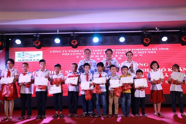 
Công ty Formosa Hà Tĩnh cũng trao hàng trăm suất quà và nhiều suất học bổng cho các em học sinh nghèo vượt khó.
