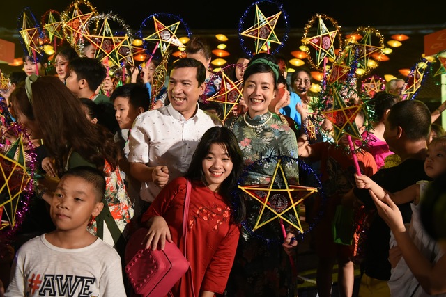 Nghệ sĩ Quang Thắng, nghệ sĩ Chiều Xuân cùng con gái cũng hào hứng tham gia rước đèn