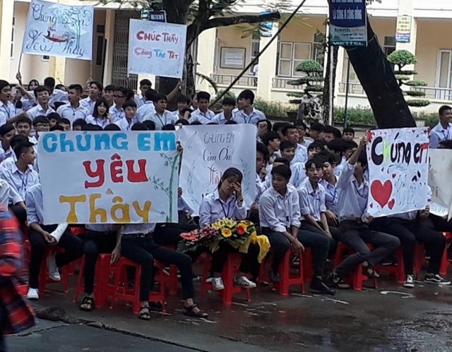 
Đ&atilde; c&oacute; nhiều giọt nước mắt rơi xuống khi nghe những lời ph&aacute;t biểu cuối c&ugrave;ng của thầy tại m&aacute;i trường n&agrave;y. Ảnh: Fanpage THPT Hoa Lư A.
