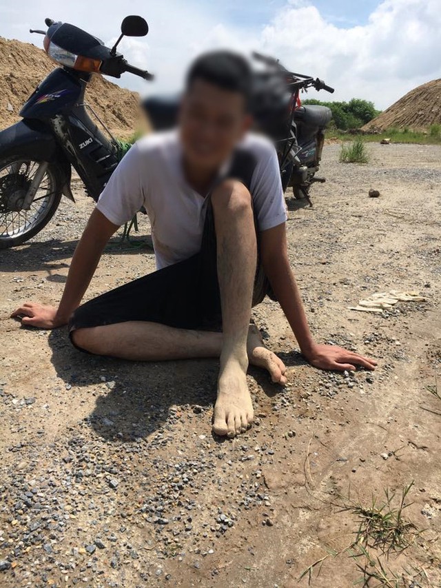 Nam thanh ni&ecirc;n ngồi...cười sau khi bơi v&agrave;o bờ (Ảnh: otofun.net)