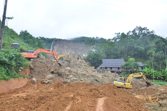 Lực lượng cứu hộ t&igrave;m kiếm c&aacute;c thi thể bị v&ugrave;i lấp trong đất, đ&aacute;.
