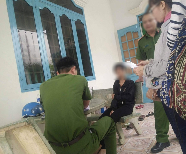 
Bé L. được đưa đến nhà T. để dựng lại hiện trường.
