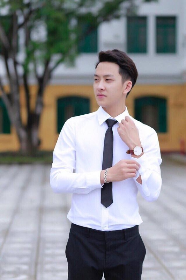 Nhân vật chính của bức ảnh gây “bão mạng” này là bạn Trần Ngọc Tân (sinh năm 1996, Bắc Giang). Tân là sinh viên năm cuối của trường Học viện Nông nghiệp, ngành Chăn nuôi.