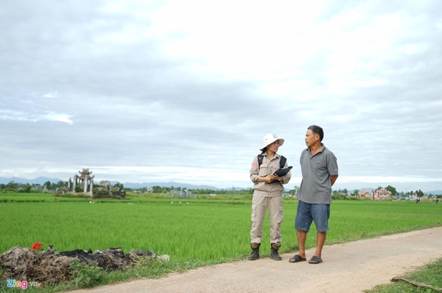 Thu Vân thu thập thông tin từ người dân. Ảnh: Hoàng Như.