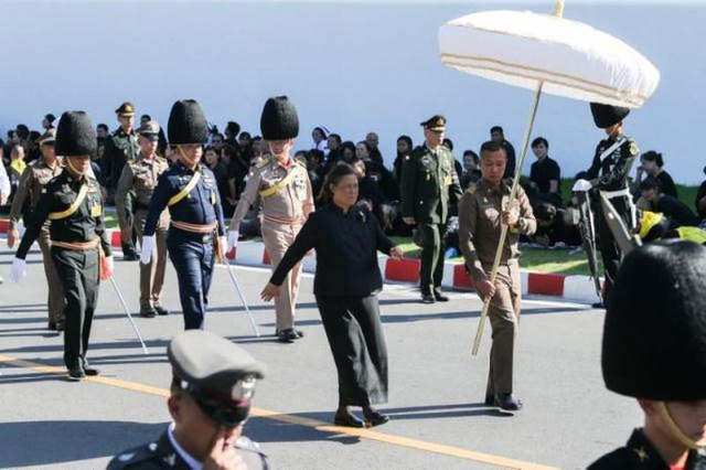 Nh&atilde;nThủ tướng Th&aacute;i Lan Prayut Chan-o-cha (ảnh tr&ecirc;n, b&ecirc;n phải) v&agrave; C&ocirc;ng ch&uacute;a Th&aacute;i Lan Chakri Sirindhorn tham dự buổi tập tập dượt cho tang lễ h&ocirc;m 21-10. Ảnh: REUTERS