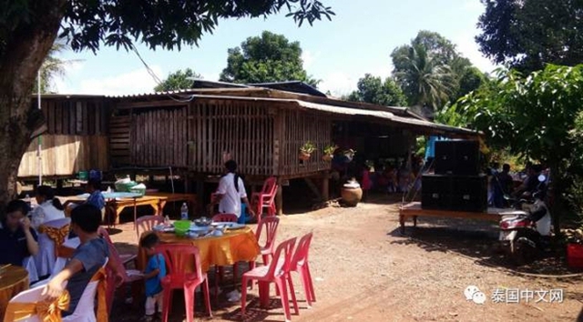 
Đ&aacute;m cưới bất th&agrave;nh n&agrave;y đ&atilde; khiến cho cả v&ugrave;ng l&agrave;ng qu&ecirc; y&ecirc;n b&igrave;nh phải x&ocirc;n xao.
