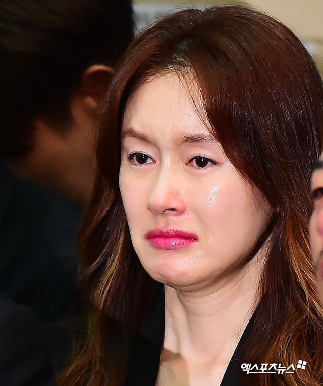 Trong những người đến đưa tiễn hôm nay, ngoài vợ chưa cưới Kim Joo Hyuk còn có nữ diễn viên Kim Ji Soo. Hai người từn hẹn hò vào năm 2003 sau khi đóng chung trong Like a Flowing River của đài SBS. Họ từng nghĩ đến chuyện kết hôn nhưng sau đó lại chia tay trong tiếc nuối vào năm 2009. Hiện, Kim Ji Soo vẫn chưa lập gia đình.