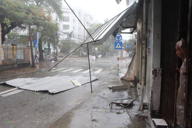 Mái tôn trên các tuyến đường phố ở Khánh Hòa văng đổ la liệt. (Ảnh: Viết Hảo).