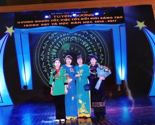 Cô Nông Thị Loan (phải, ngoài cùng) được Bộ GD&ĐT vinh danh vì đổi mới, sáng tạo trong dạy và học năm 2016-2017.