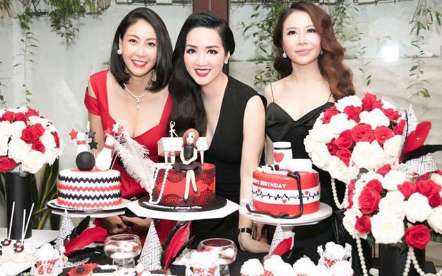 Hoa hậu Hà Kiều Anh và nhiều bạn bè thân thiết đến chúc mừng đàn chị.