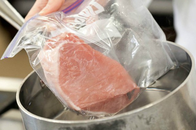 Nhiều người bỏ thịt ra ngoài nhiệt độ phòng trước khi nấu mà không biết nhiệt độ phòng là môi trường lý tưởng cho các loại vi khuẩn sinh sôi. Tốt nhất, hãy cho nguyên túi thịt vào nồi nước mát. Cứ 30 phút thì thay nước một lần. Hoặc bạn có thể sử dụng nấc rã đông của lò vi sóng cũng rất hiệu quả.