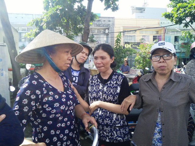 
Nhiều người dân khu vực chia sẻ nỗi đau đớn với chị Tuyền.
