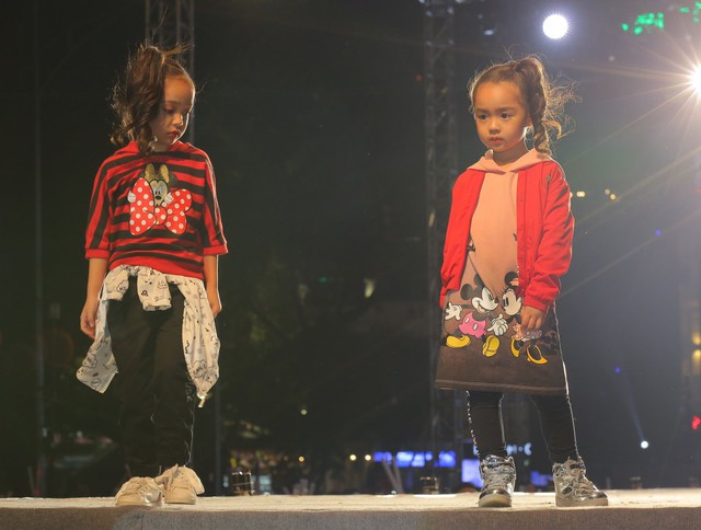 Các kiểu áo bomber, áo sweater phù hợp với tiết trời đông – xuân cũng được đưa vào dòng thời trang thiếu nhi để giúp các bé xây dựng phong cách hợp mùa, hợp mốt.