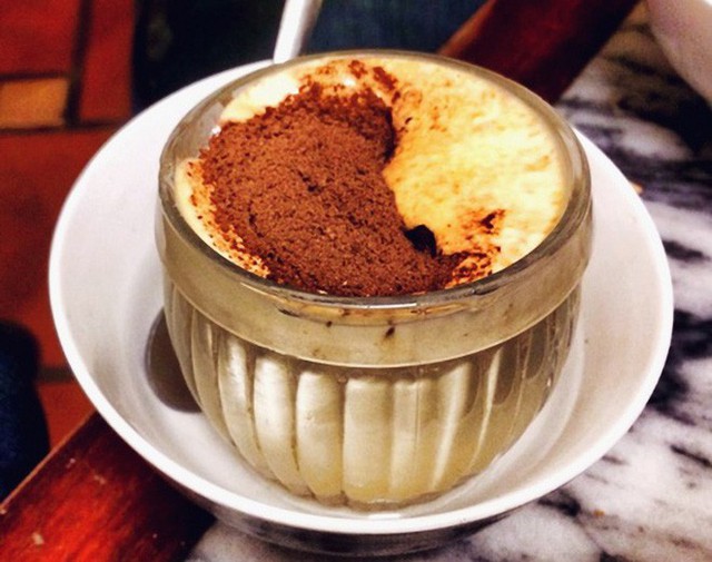 Bạn có thể rắc thêm bột cacao lên để hương vị của ly cafe trứng nhé!