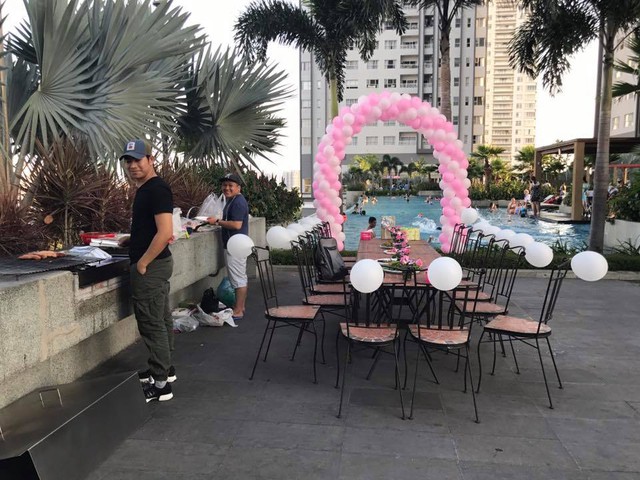 Gia đình tổ chức tiệc sinh nhật cho nữ diễn viên ngay tại khu bể bơi của chung cư