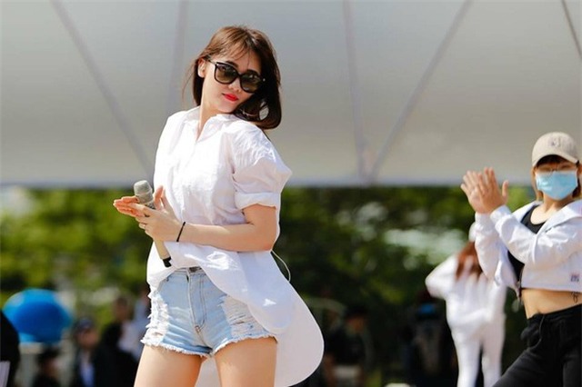 
Hari Won khoe cặp đùi mật ong nuột nà với quần shorts jeans và áo sơmi trắng dáng dài.
