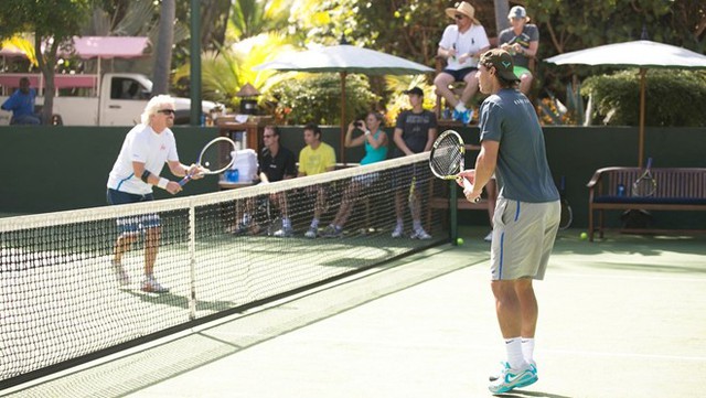 Sân tennis trên đảo là một trong những nơi rất thu hút du khách trong thời gian nghỉ ở đảo. Ảnh: Cloudinary.