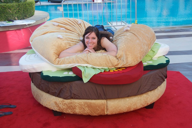 6. Bạn có chắc là sẽ không nằm mơ đến những chiếc bánh hamburger ngon tuyệt ngoài hàng vào mỗi đêm khi nằm trên chiếc giường như thế này không?