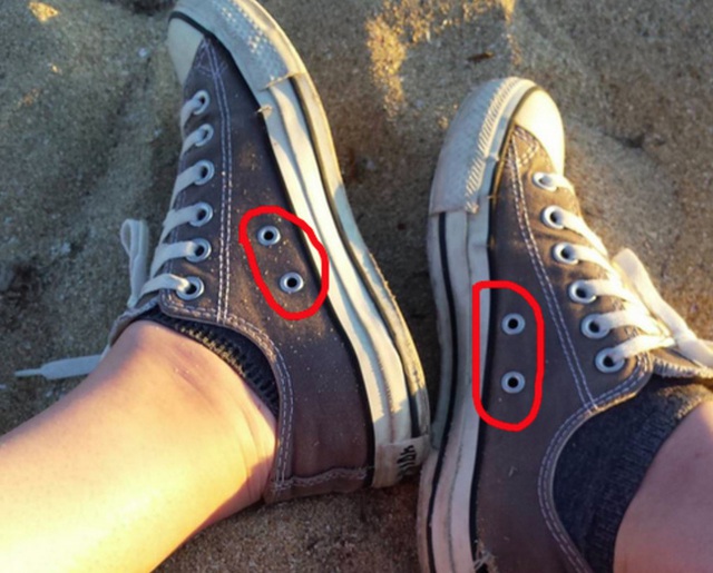 6. Bạn có sở hữu một đôi Converse? Nếu có thì bạn đã bao giờ biết công dụng của nó chưa? Nhờ hai lỗ nhỏ này mà không khí trong giày luôn thông thoáng, giảm mồ hôi, mùi mè, người đi giày không bị quá nóng hoặc bí chân.
