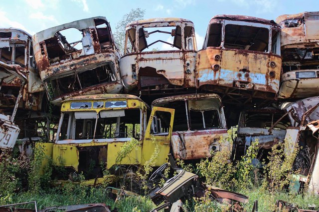 
C&aacute;c phương tiện giao th&ocirc;ng bị vứt x&oacute; tại Chernobyl.
